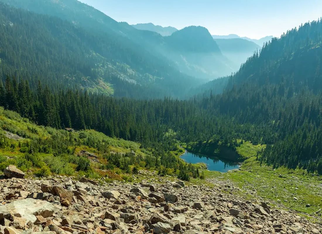 Woodland-WA-Landscape-View-of-Mountains-and-Source-Lake-in-Washington-on-a-Sunny-Day